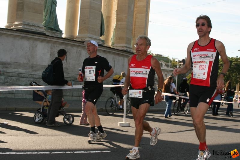 Spar Budapest Maraton 2009 Weyens Jos - Heusden-Zolder, De Costery Yvo - Rosmalen Spar Budapest Maraton Running Spar Budapest Marathon Heroes' Square, Weyens Jos - Heusden-Zolder, De Costery Yvo - Rosmalen