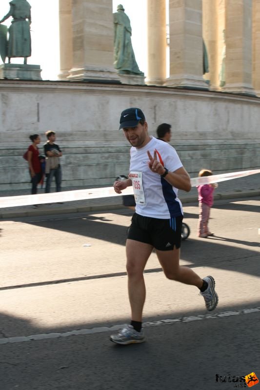 Spar Budapest Maraton 2009 Csoma András, Raiffeisen Futókör Spar Budapest Maraton Running Spar Budapest Marathon Heroes' Square, Csoma András, Raiffeisen Futókör