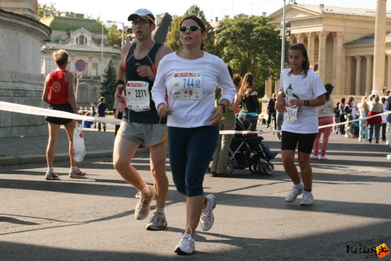 Spar Budapest Maraton futás 2009 Országgyűlés Hivatala: a Lányok Spar Budapest Maraton futás Hősök tere, Országgyűlés Hivatala: a Lányok