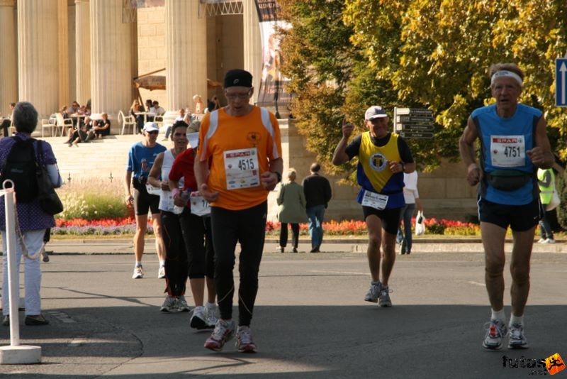 Spar Budapest Maraton 2009 Härkönen Eero, Suomussalmi; Buliczka László Spar Budapest Maraton Running Spar Budapest Marathon Heroes' Square, Härkönen Eero, Suomussalmi; Buliczka László