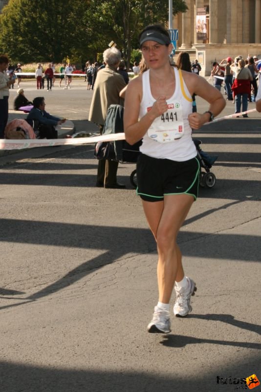 Spar Budapest Maraton futás 2009 Douglass Fiona, GBR, Tunbridge Wells Spar Budapest Maraton futás Hősök tere, Douglass Fiona, GBR, Tunbridge Wells