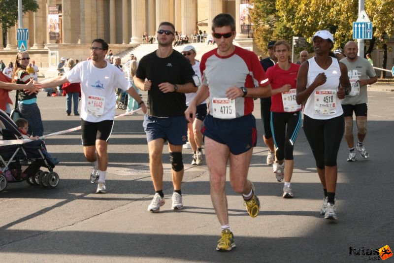 Spar Budapest Maraton futás 2009 Vásárhelyi István, Kolyvek Laszlo Seattle, Thompson Janet Redditch Spar Budapest Maraton futás Hősök tere, Vásárhelyi István, Kolyvek Laszlo Seattle, Thompson Janet Redditch