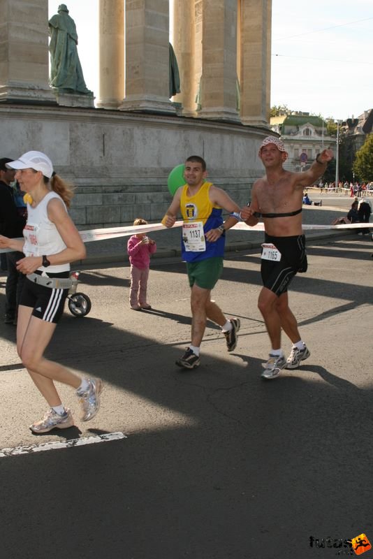 Spar Budapest Maraton 2009 Ihász Csilla, Takács István ifj., Biró József Spar Budapest Maraton Running Spar Budapest Marathon Heroes' Square, Ihász Csilla, Takács István ifj., Biró József