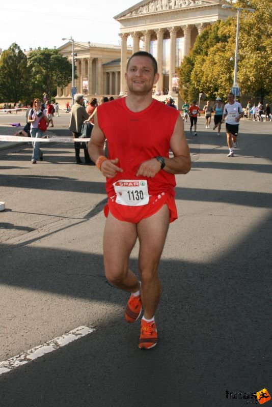 Spar Budapest Maraton 2009 spar_budapest_marathon_4406.jpg Spar Budapest Maraton Running Spar Budapest Marathon Heroes' Square, spar_budapest_marathon_4406.jpg