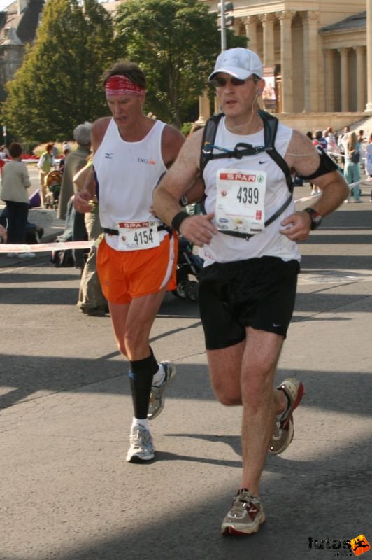Spar Budapest Maraton futás 2009 van Schaik Bernardus, Nieuwengein; Duffy Lawrence, London Spar Budapest Maraton futás Hősök tere, van Schaik Bernardus, Nieuwengein; Duffy Lawrence, London