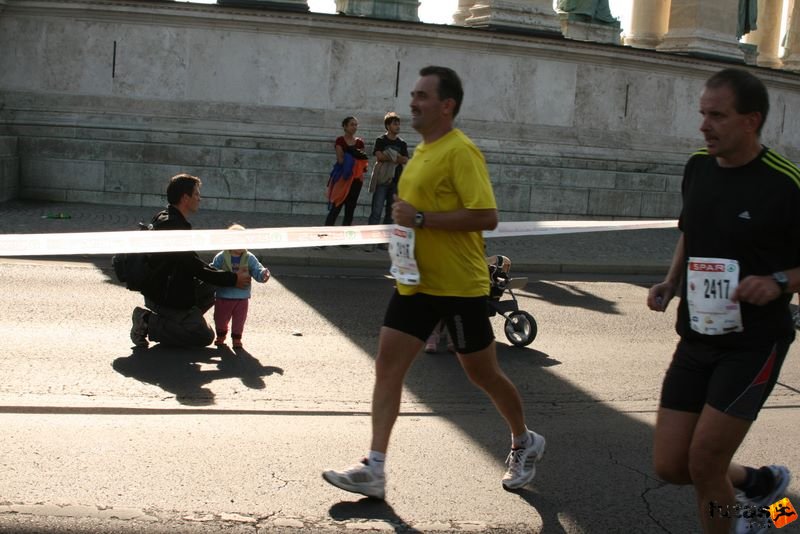 Spar Budapest Maraton 2009 Szabó Tibor Futóbolondok SE, Mendel János Spar Budapest Maraton Running Spar Budapest Marathon Heroes' Square, Szabó Tibor Futóbolondok SE, Mendel János