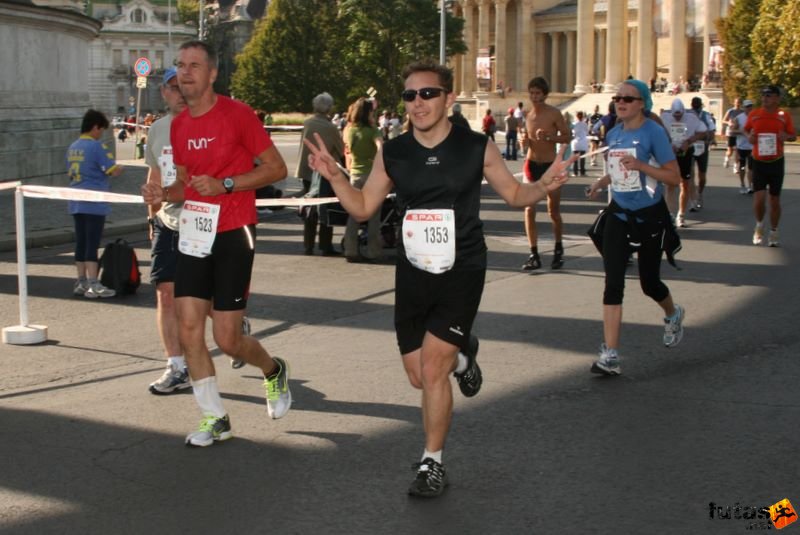 Spar Budapest Maraton 2009 Bödő Imre, Seregélyes Spar Budapest Maraton Running Spar Budapest Marathon Heroes' Square, Bödő Imre, Seregélyes
