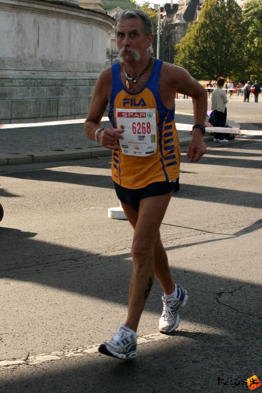 Spar Budapest Maraton futás 2009 Buzási Károly, Margitszigeti Amatőr SC Budapest Spar Budapest Maraton futás Hősök tere, Buzási Károly, Margitszigeti Amatőr SC Budapest