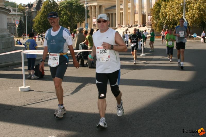 Spar Budapest Maraton 2009 Hengstler Wolfgang, Germany, Bischofsheim; Remes Lauri Tampere Spar Budapest Maraton Running Spar Budapest Marathon Heroes' Square, Hengstler Wolfgang, Germany, Bischofsheim; Remes Lauri Tampere