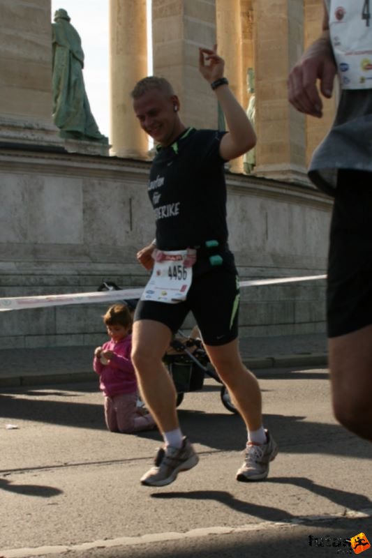 Spar Budapest Maraton 2009 Below Carsten Falkenberg/Elster Spar Budapest Maraton Running Spar Budapest Marathon Heroes' Square, Below Carsten Falkenberg/Elster