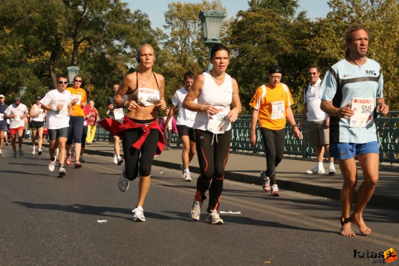 Spar Budapest Maraton 2009 Bánfalvi Anett, Boda Viktória, Leu Kuno Austria Schwechat futás mezítláb Spar Budapest Maraton Running Spar Budapest Marathon Heroes' Square, Bánfalvi Anett, Boda Viktória, Leu Kuno Austria Schwechat futás mezítláb
