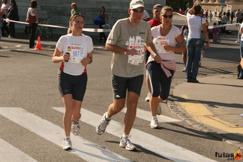 Spar Budapest Maraton 2009 spar_budapest_marathon_4448.jpg Spar Budapest Maraton Running Spar Budapest Marathon Heroes' Square, spar_budapest_marathon_4448.jpg
