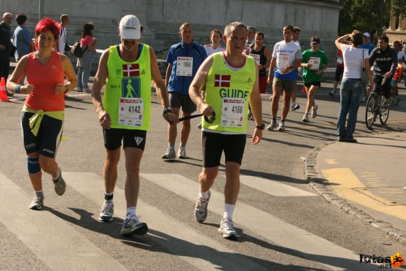 Spar Budapest Maraton 2009 Struer Hans, Henriksen Jim, Taastrup Spar Budapest Maraton Running Spar Budapest Marathon Heroes' Square, Struer Hans, Henriksen Jim, Taastrup