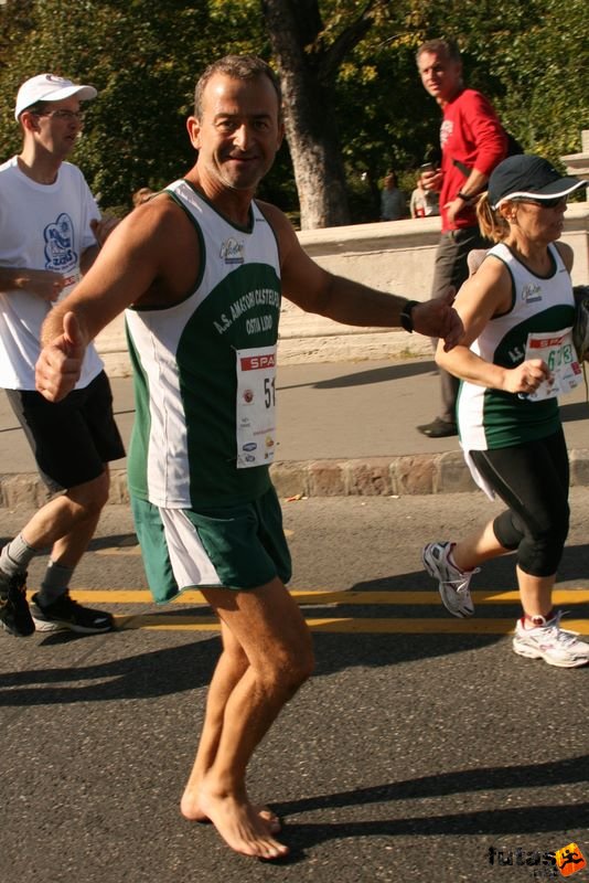 Spar Budapest Maraton 2009 Lopez Stefano, bare foot running, futás mezítláb Spar Budapest Maraton Running Spar Budapest Marathon Heroes' Square, Lopez Stefano, bare foot running, futás mezítláb