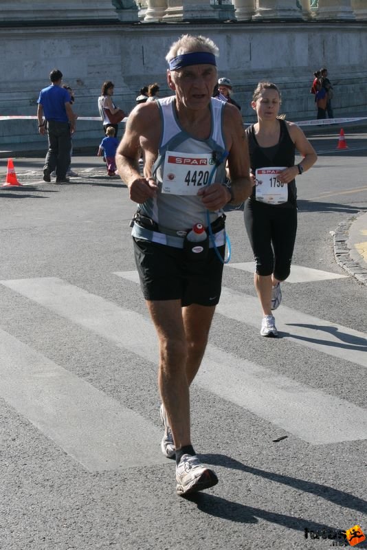 Spar Budapest Maraton 2009 Knellwolf Paul, Canada Hope Spar Budapest Maraton Running Spar Budapest Marathon Heroes' Square, Knellwolf Paul, Canada Hope