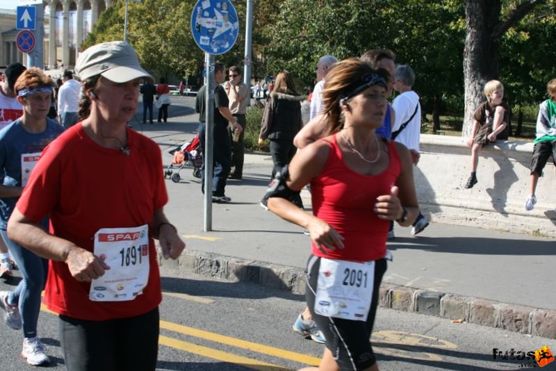 Spar Budapest Maraton 2009 Tóthné Bán Gyöngyi Balatonboglár, Zsiga Éva Székesfehérvár Spar Budapest Maraton Running Spar Budapest Marathon Heroes' Square, Tóthné Bán Gyöngyi Balatonboglár, Zsiga Éva Székesfehérvár