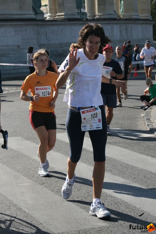 Spar Budapest Maraton futás 2009 Erényi Kinga Futóbolondok SE, Horváth Katalin, Margitszigeti AC Budapest Spar Budapest Maraton futás Hősök tere, Erényi Kinga Futóbolondok SE, Horváth Katalin, Margitszigeti AC Budapest