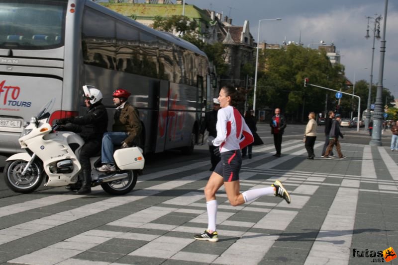 Coca-Cola Női Futás buszeltakarítás Anikó előtt Coca-Cola Női Futás, Budapest Női Futógála, Hősök tere, buszeltakarítás Anikó előtt