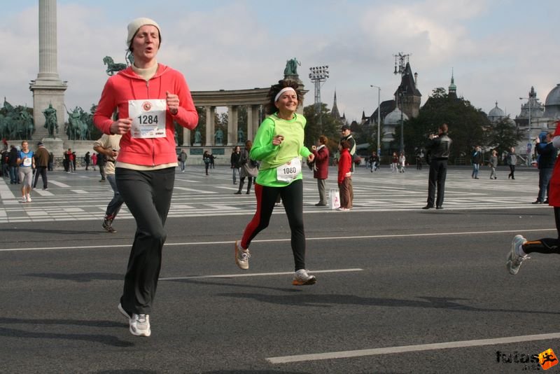 Coca-Cola Női Futás Csendes Adrien, Orosz Katalin Coca-Cola Női Futás, Budapest Női Futógála, Hősök tere, Csendes Adrien, Orosz Katalin