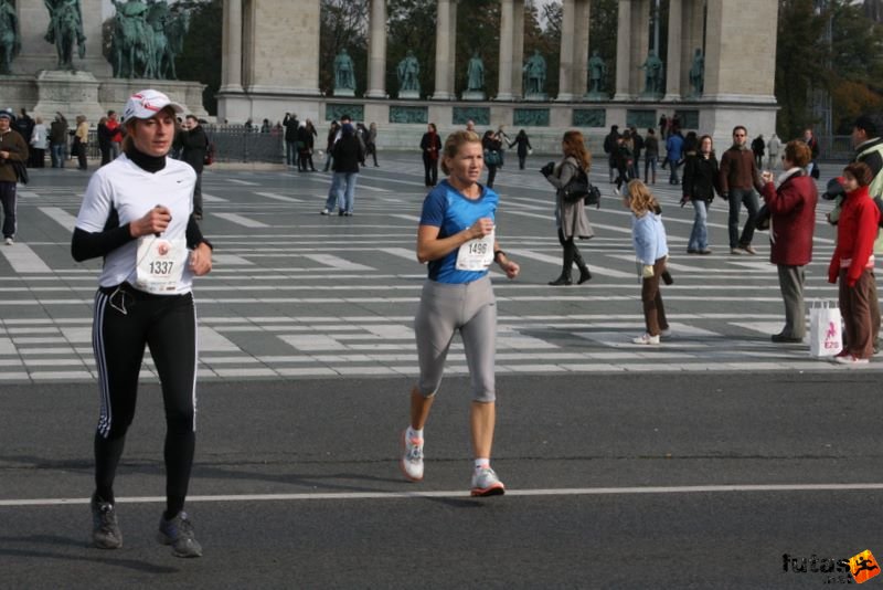 Coca-Cola Női Futás Csorba Aliz, Ávár Szilvia Nike Futóklub Coca-Cola Női Futás, Budapest Női Futógála, Hősök tere, Csorba Aliz, Ávár Szilvia Nike Futóklub