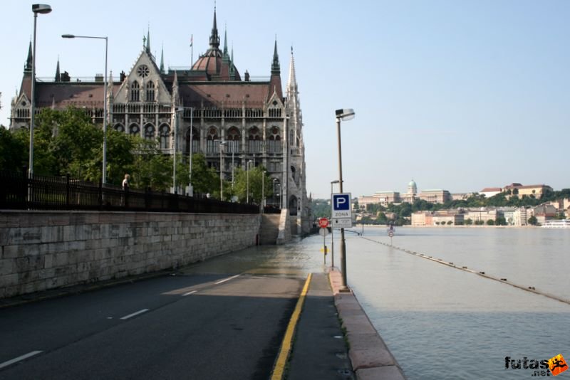 Duna áradása Budapesten img_4626.jpg Duna az Országház előtt Duna áradása Budapesten , Duna az Országház előtt magas vízszinttel