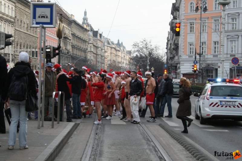 Fürdőruhás Mikulás Kocogás Mikulások az Oktogonnál Fürdőruhás Mikulás Kocogás, Mikulások az Oktogonnál