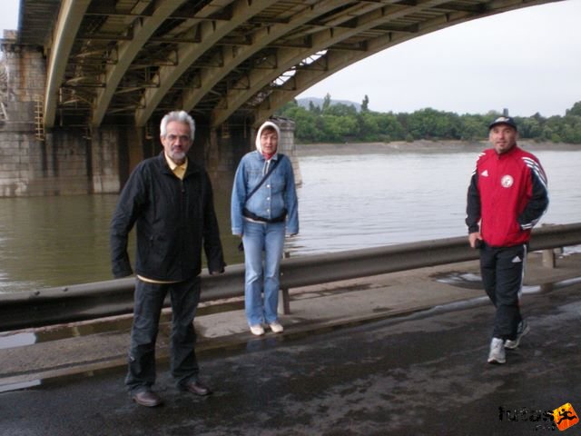 Generali futógála, rakparti 10 kilométeres futás Budapest generali_duna_parti_futogala_1694.jpg szurkolók - Tóni, Anita, Miki