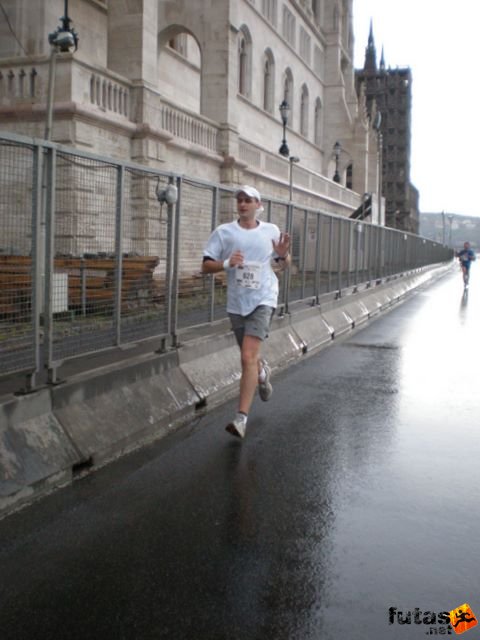 Generali futógála, rakparti 10 kilométeres futás Budapest generali_duna_parti_futogala_1708.jpg generali_duna_parti_futogala_1708.jpg