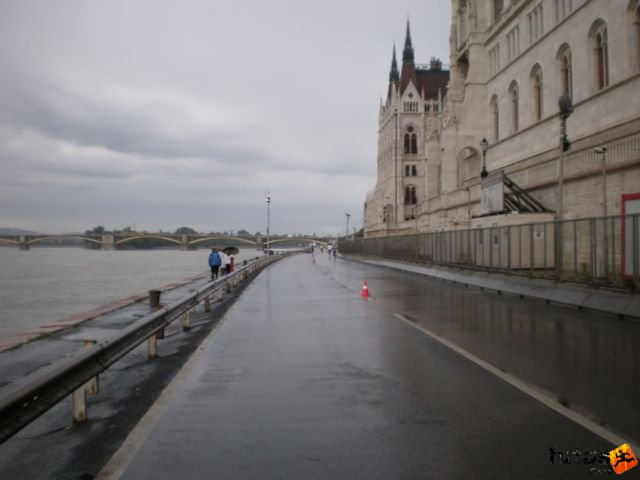 Generali futógála, rakparti 10 kilométeres futás Budapest generali_duna_parti_futogala_1716.jpg rakpart az Országház mellett