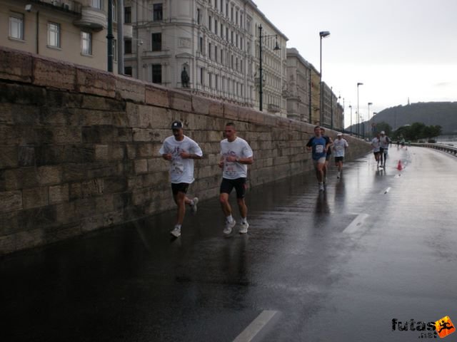 Generali futógála, rakparti 10 kilométeres futás Budapest generali_duna_parti_futogala_1747.jpg generali_duna_parti_futogala_1747.jpg