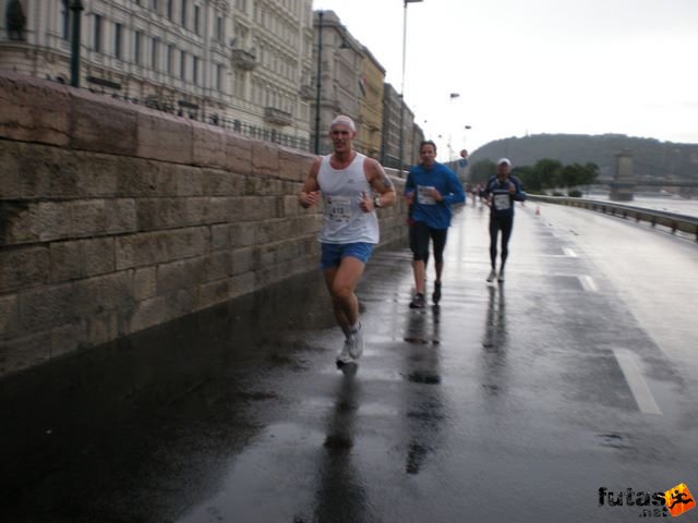Generali futógála, rakparti 10 kilométeres futás Budapest generali_duna_parti_futogala_1751.jpg generali_duna_parti_futogala_1751.jpg
