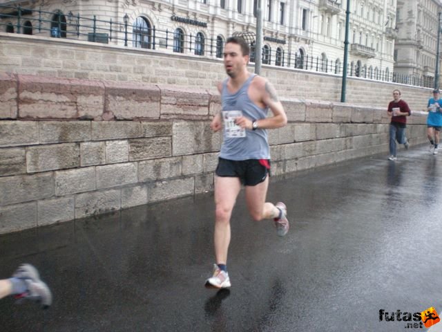 Generali futógála, rakparti 10 kilométeres futás Budapest generali_duna_parti_futogala_1754.jpg generali_duna_parti_futogala_1754.jpg