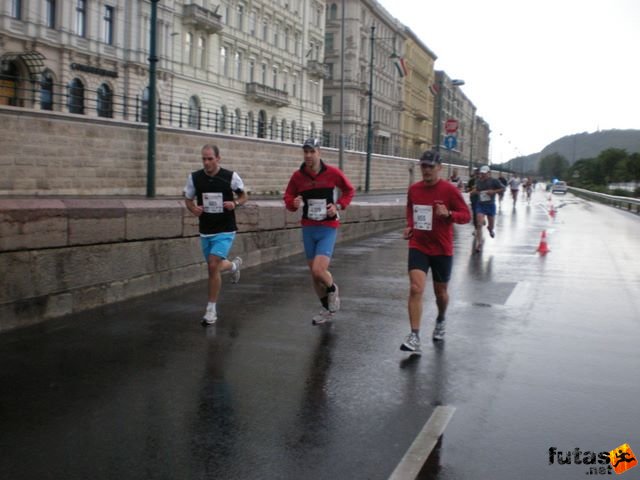 Generali futógála, rakparti 10 kilométeres futás Budapest generali_duna_parti_futogala_1758.jpg generali_duna_parti_futogala_1758.jpg