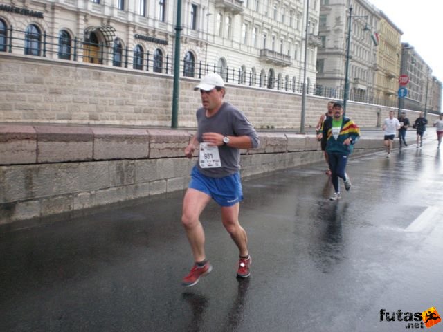 Generali futógála, rakparti 10 kilométeres futás Budapest generali_duna_parti_futogala_1759.jpg generali_duna_parti_futogala_1759.jpg