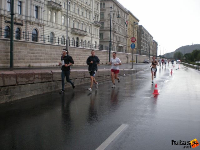 Generali futógála, rakparti 10 kilométeres futás Budapest generali_duna_parti_futogala_1760.jpg generali_duna_parti_futogala_1760.jpg