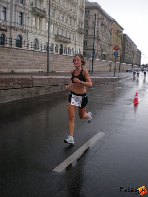 Generali futógála, rakparti 10 kilométeres futás Budapest generali_duna_parti_futogala_1761.jpg Makai Viktória
