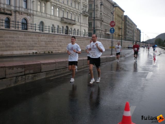 Generali futógála, rakparti 10 kilométeres futás Budapest generali_duna_parti_futogala_1762.jpg Hollósi Dávid, Szabó József
