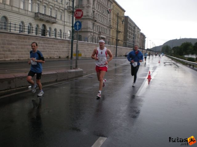 Generali futógála, rakparti 10 kilométeres futás Budapest generali_duna_parti_futogala_1763.jpg generali_duna_parti_futogala_1763.jpg