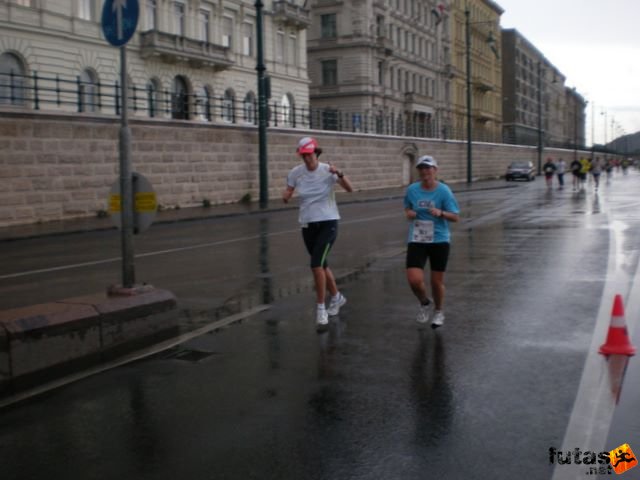 Generali futógála, rakparti 10 kilométeres futás Budapest generali_duna_parti_futogala_1764.jpg generali_duna_parti_futogala_1764.jpg