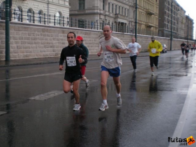 Generali futógála, rakparti 10 kilométeres futás Budapest generali_duna_parti_futogala_1765.jpg generali_duna_parti_futogala_1765.jpg