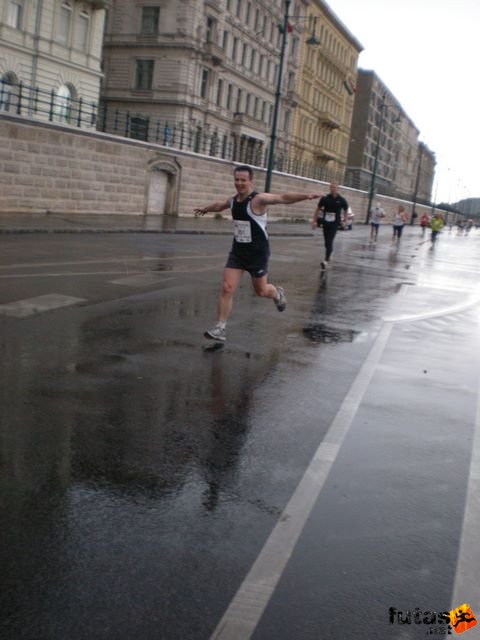 Generali futógála, rakparti 10 kilométeres futás Budapest generali_duna_parti_futogala_1766.jpg generali_duna_parti_futogala_1766.jpg