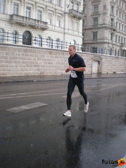Generali futógála, rakparti 10 kilométeres futás Budapest generali_duna_parti_futogala_1767.jpg generali_duna_parti_futogala_1767.jpg