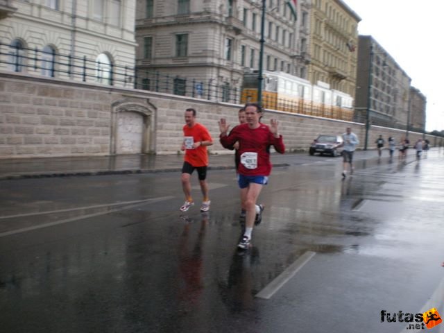 Generali futógála, rakparti 10 kilométeres futás Budapest generali_duna_parti_futogala_1770.jpg Mándi Péter