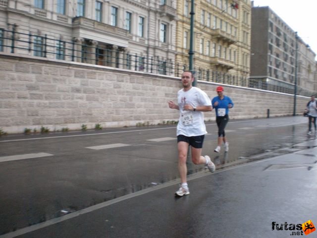 Generali futógála, rakparti 10 kilométeres futás Budapest generali_duna_parti_futogala_1780.jpg Lesták Mátyás