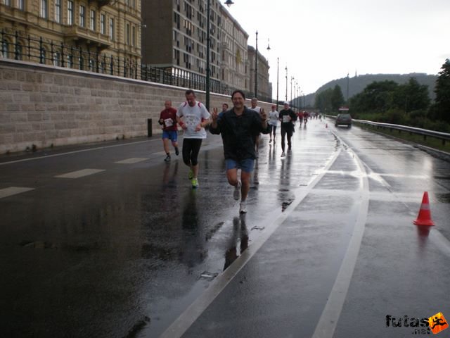 Generali futógála, rakparti 10 kilométeres futás Budapest generali_duna_parti_futogala_1784.jpg generali_duna_parti_futogala_1784.jpg