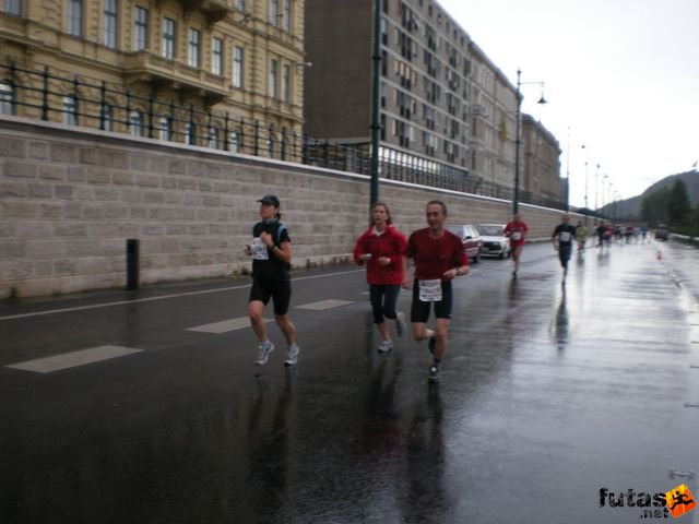 Generali futógála, rakparti 10 kilométeres futás Budapest generali_duna_parti_futogala_1787.jpg generali_duna_parti_futogala_1787.jpg