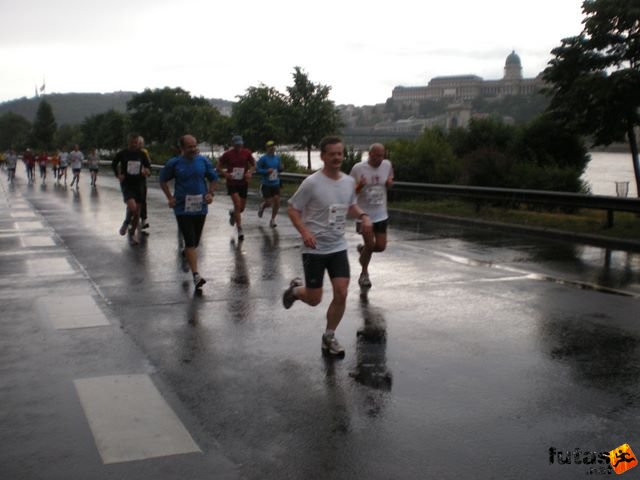Generali futógála, rakparti 10 kilométeres futás Budapest generali_duna_parti_futogala_1790.jpg generali_duna_parti_futogala_1790.jpg