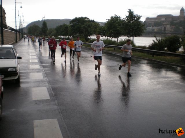 Generali futógála, rakparti 10 kilométeres futás Budapest generali_duna_parti_futogala_1791.jpg generali_duna_parti_futogala_1791.jpg