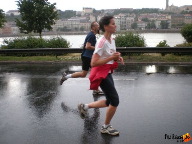 Generali futógála, rakparti 10 kilométeres futás Budapest generali_duna_parti_futogala_1796.jpg generali_duna_parti_futogala_1796.jpg