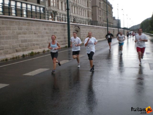 Generali futógála, rakparti 10 kilométeres futás Budapest generali_duna_parti_futogala_1799.jpg generali_duna_parti_futogala_1799.jpg